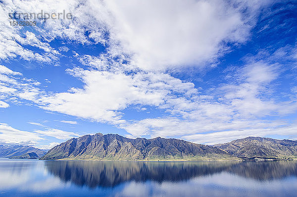 Wolkenreflexionen im Hawea-See  Haast Pass  Südinsel  Neuseeland