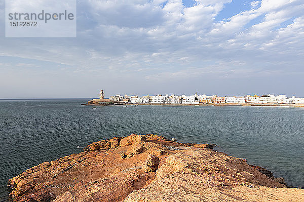 Sur und Al Ayjah-Leuchtturm von der Al Ayjah-Burg aus gesehen  Sur  Oman