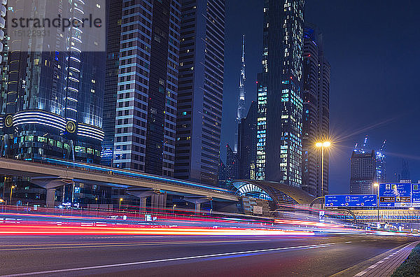 Vereinigte Arabische Emirate  Dubai  Sheikh Zayed Road bei Nacht