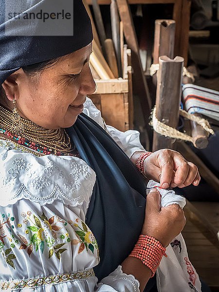 Indigene Frau bei traditioneller Stickerei  Otavalo  Ecuador  Südamerika