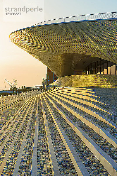 MAAT  Museum für Kunst  Architektur und Technologie bei Sonnenuntergang  Stadtteil Belem  Lissabon  Portugal  Europa