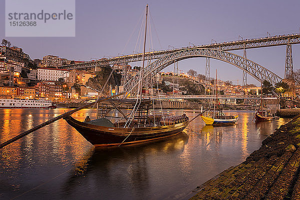 Sonnenuntergang über dem Stadtteil Ribeira  dem Douro  Rabelos und der Brücke Ponte Dom Luis I.  UNESCO-Weltkulturerbe  Porto (Porto)  Portugal  Europa