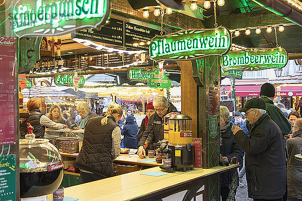 Menschen am deutschen Glühweinstand auf dem Frankfurter Weihnachtsmarkt  Frankfurt am Main  Hessen  Deutschland  Europa