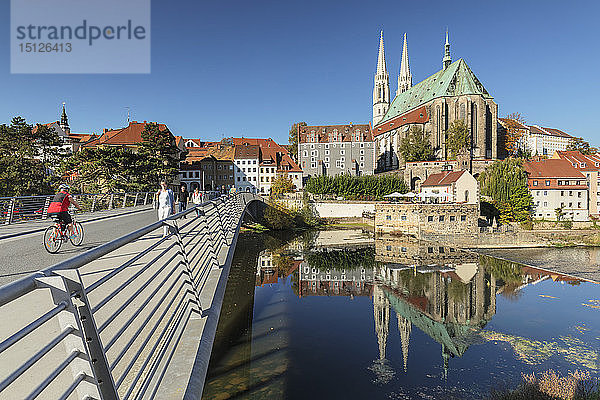 Brücke über die Neiße zur Altstadt und zur Kirche St. Peter und Paul  Görlitz  Sachsen  Deutschland  Europa