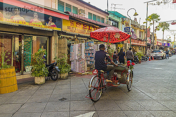 Eine Straßenszene in Little India  George Town  Insel Penang  Malaysia  Südostasien  Asien