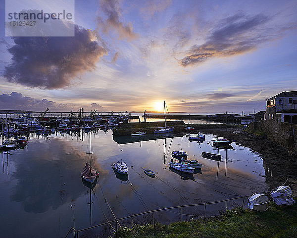 Frühlingssonnenaufgang über dem Hafen des Fischerhafens von Newlyn  Cornwall  England  Vereinigtes Königreich  Europa