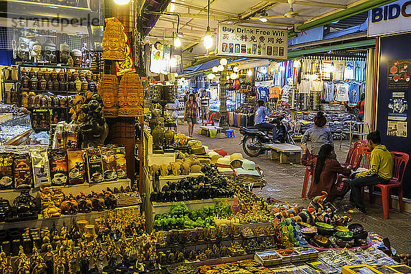 Stände mit touristischen Souvenirs auf dem Art Center Night Market im Zentrum dieser wichtigen nordwestlichen Touristenstadt  Siem Reap  Kambodscha  Indochina  Südostasien  Asien