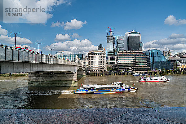 Zwei öffentliche Boote fahren auf der Themse  London England  Vereinigtes Königreich  Europa