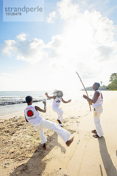 Einheimische spielen Capoeira am Strand  Insel Boipeba  Tinhare  Brasilien  Südamerika