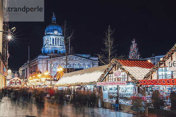 Weihnachtsmarkt und Stadtratsgebäude am Old Market Square bei Nacht  Nottingham  Nottinghamshire  England  Vereinigtes Königreich  Europa