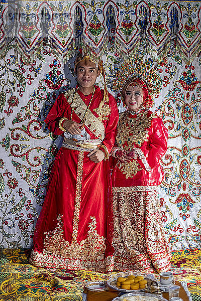 Braut und Bräutigam bei einer traditionellen Sulawesi-Hochzeit  Makassar  Sulawesi  Indonesien  Südostasien  Asien