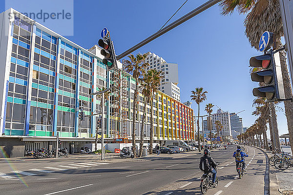 Blick auf bunte Gebäude und Verkehr in der Hayarkon-Straße  Tel Aviv  Israel  Naher Osten