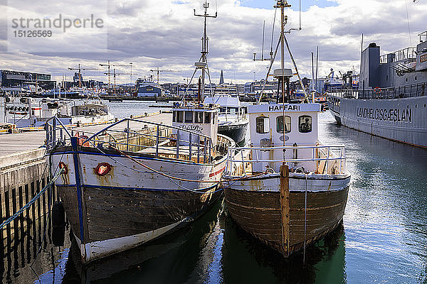 Fischerboote im alten Hafen von Reykjavik im Sommer  in der Ferne die Hallgrimskirkja  Zentralreykjavik  Island  Polarregionen