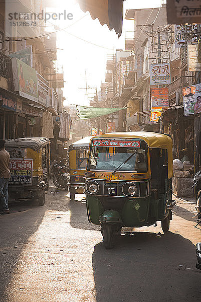Tuk Tuks fahren bei Sonnenuntergang durch die kleinen Straßen von Jodhpur  Rajasthan  Indien  Asien