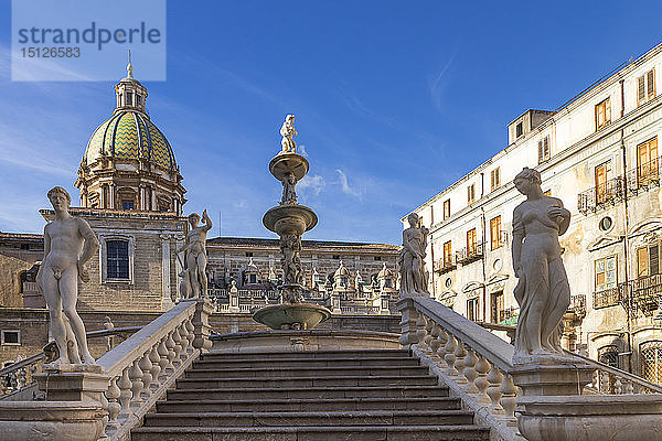 Der Prätorianerbrunnen (Fontana Pretoria) und die Kirche San Giuseppe dei Padri Teatini  Palermo  Sizilien  Italien  Europa