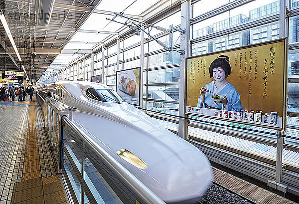 Shinkansen-Hochgeschwindigkeitszug und Poster einer Geisha  Kyoto  Japan  Asien