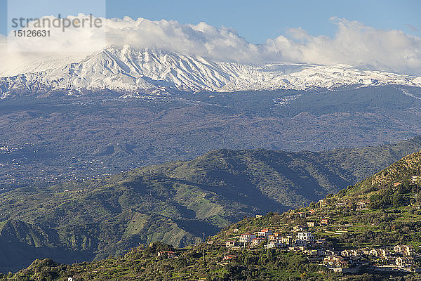 Blick von der Kirche Madonna della Rocca auf den Ätna  Taormina  Sizilien  Italien  Europa