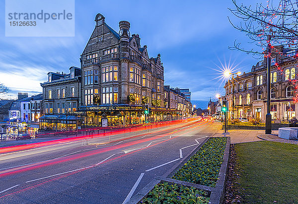 Ansicht der Parliament Street zu Weihnachten  Harrogate  North Yorkshire  England  Vereinigtes Königreich  Europa