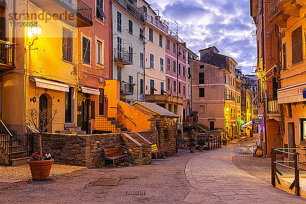 Hauptstraße von Vernazza in der Dämmerung  Cinque Terre  UNESCO-Weltkulturerbe  Ligurien  Italien  Europa