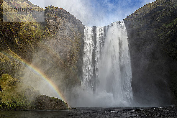 Skogafoss Wasserfall mit Regenbogen  Skogar  Ostisland  Island  Polarregionen