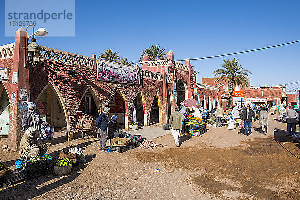 Rote Architektur im Zentrum von Timimoun  Westalgerien  Nordafrika  Afrika