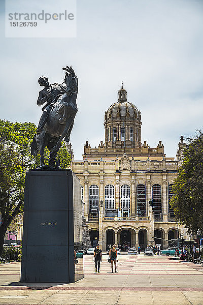 Der ehemalige Präsidentenpalast  das Revolutionsmuseum und das Jose Marti-Statut in Alt-Havanna  Kuba  Westindien  Karibik  Mittelamerika