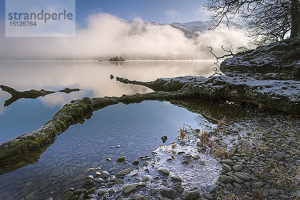 Norfolkinsel in Nebel gehüllt  Ullswater  Lake District National Park  UNESCO-Weltkulturerbe  Cumbria  England  Vereinigtes Königreich  Europa