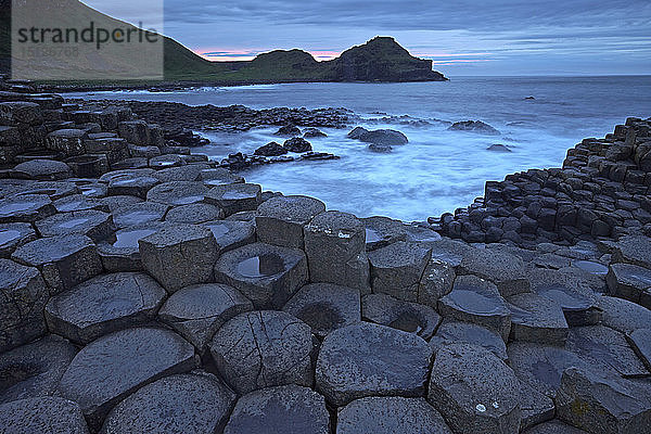 Abenddämmerung über dem Giant's Causeway  UNESCO-Weltkulturerbe  County Antrim  Nordirland  Vereinigtes Königreich  Europa