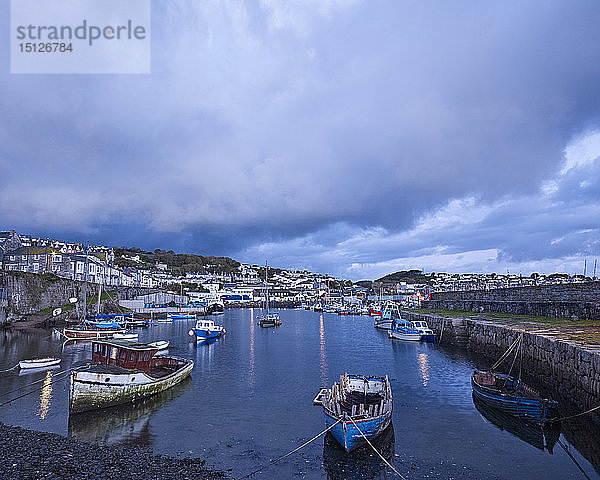 Stimmungsvolle Wolken am Fischerhafen von Newlyn  Cornwall  England  Vereinigtes Königreich  Europa