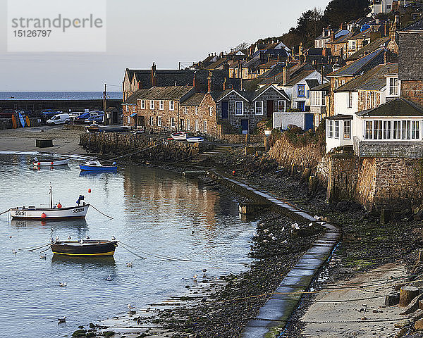 Das malerische Fischerdorf Mousehole  Cornwall  England  Vereinigtes Königreich  Europa