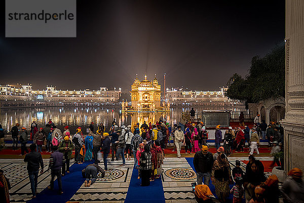 Der Goldene Tempel bei Nacht  Amritsar  Punjab  Indien  Asien