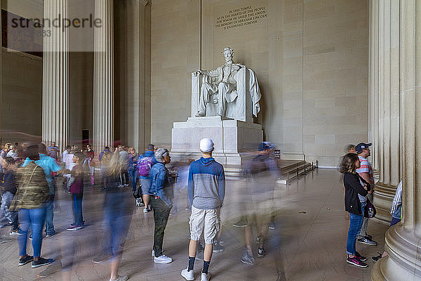 Blick auf Besucher rund um die Statue von Abraham Lincoln  Lincoln Memorial  Washington  D.C.  Vereinigte Staaten von Amerika  Nordamerika