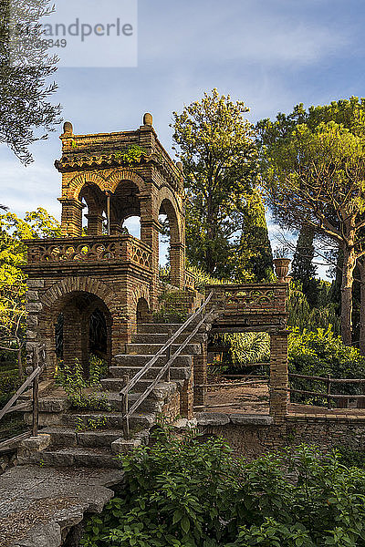 Eine der so genannten viktorianischen Vergnügungen im öffentlichen Garten  Parco Duca di Cesaro  Taormina  Sizilien  Italien  Europa