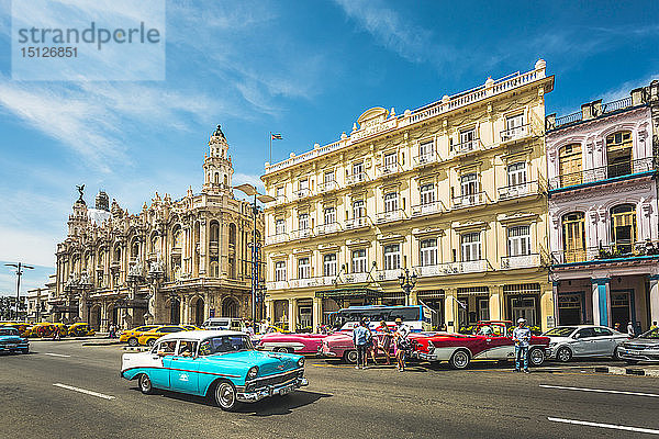 Bunte alte amerikanische Taxis vor dem Gran Teatro de La Habana  Havanna  Kuba  Westindien  Karibik  Mittelamerika