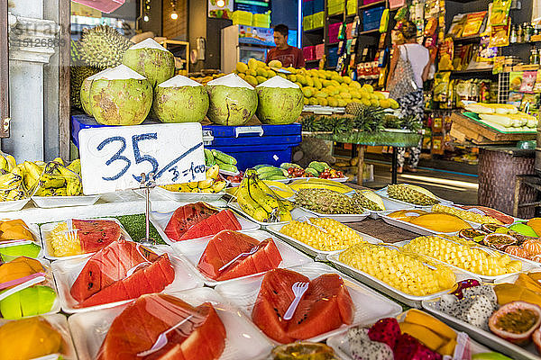 Tropische frische Früchte zum Verkauf an einem Marktstand in Kata  Phuket  Thailand  Südostasien  Asien