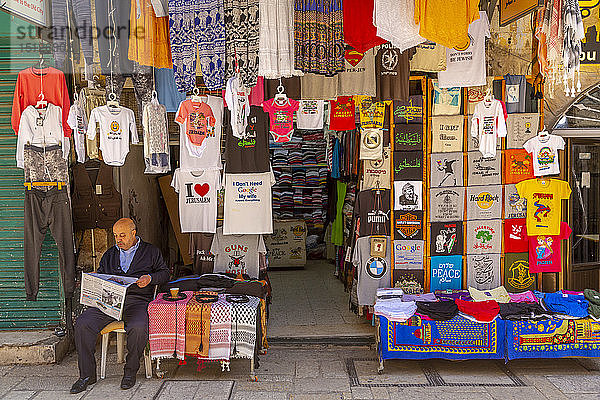 Bunte Kleidung  Straße Souk Khan al-Zeit in der Altstadt  Altstadt  UNESCO-Weltkulturerbe  Jerusalem  Israel  Naher Osten
