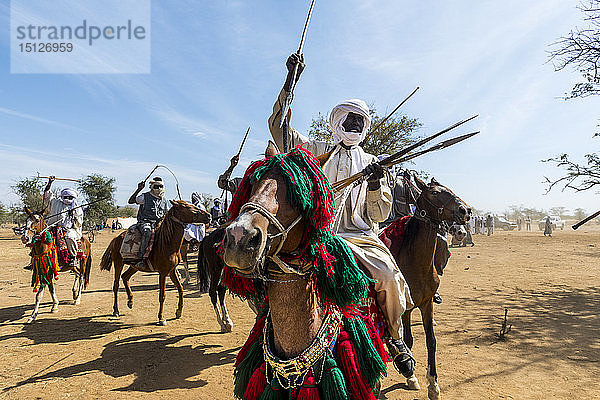 Bunte Reiterin bei einem Stammesfest  Sahel  Tschad  Afrika
