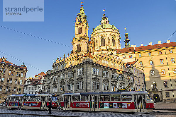 Die berühmte Straßenbahn Nr. 22 fährt über den Malostranske Namesti Platz und die St. Nikolaus Kirche  Prag  Böhmen  Tschechische Republik  Europa