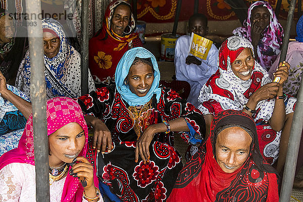 Sehr bunt gekleidete Toubou-Frauen  Stammesfest  Place de la Nation  N'Djamena  Tschad  Afrika