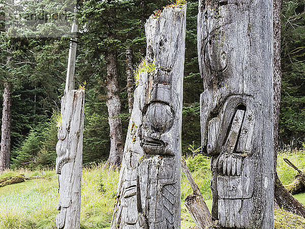 Totempfähle in SGang Gwaay  UNESCO-Welterbestätte  Haida Gwaii  British Columbia  Kanada  Nordamerika