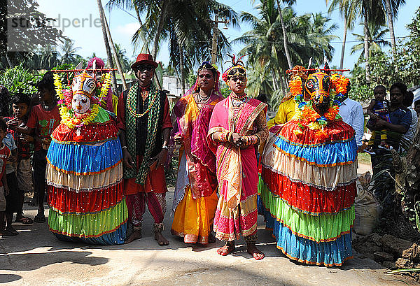 Gruppe traditioneller Chaiti-Ghoda-Tänzer (Pferdeattrappen)  die bei Dorfveranstaltungen Tänze aufführen  Odisha  Indien  Asien
