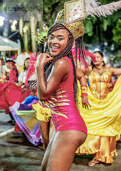 Sambatänzerin bei der Karnevalsparade in Niteroi  Bundesstaat Rio de Janeiro  Brasilien  Südamerika