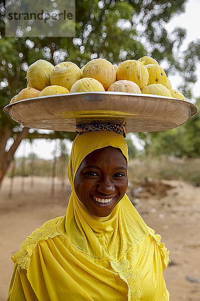 Junge Frau verkauft Obst in Koupela  Burkina Faso  Afrika