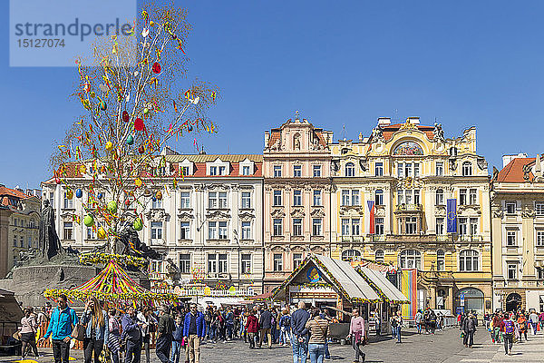 Ostermarkt auf dem Altstädter Marktplatz  UNESCO-Weltkulturerbe  Prag  Böhmen  Tschechische Republik  Europa