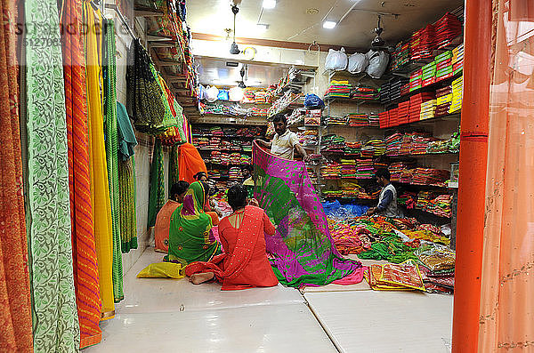 Frauen kaufen ihre neuen Saris für die Diwali-Feierlichkeiten  Mandvi  Gujarat  Indien  Asien