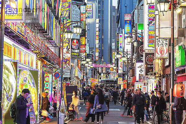 Neonbeleuchtete Straße Kabukicho  Shinjuku  Tokio  Japan  Asien