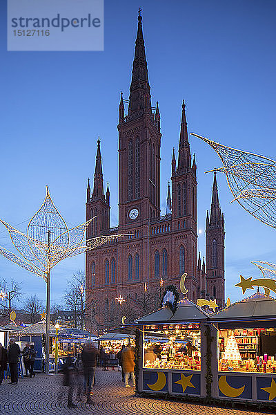 Weihnachtsmarkt und Marktkirche in der Abenddämmerung  Wiesbaden  Hessen  Deutschland  Europa
