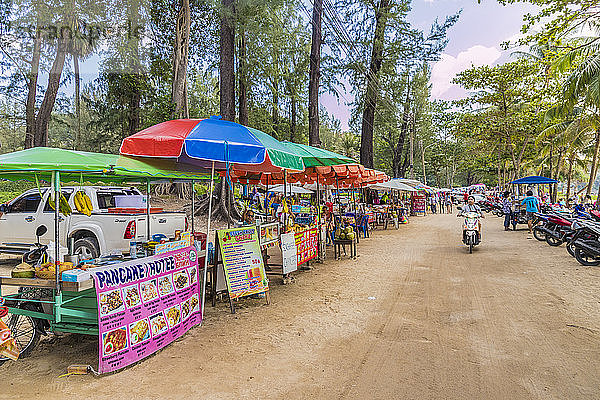 Essensstände am Surin-Strand in Phuket  Thailand  Südostasien  Asien