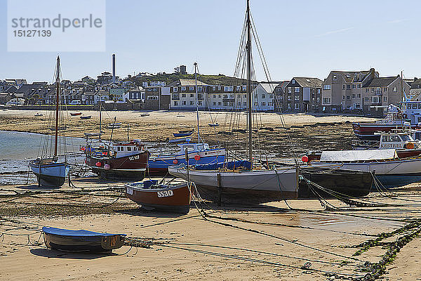 Ein sonniger Tag mit Booten im Hafen von Hugh Town  St. Mary's  Isles of Scilly  Vereinigtes Königreich  Europa