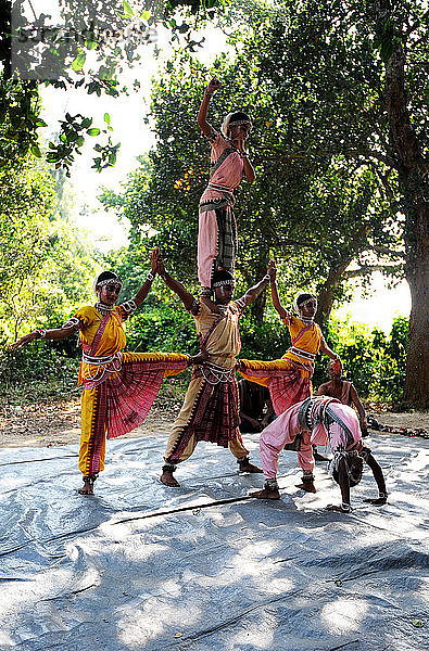 Gotipua-Tänzer in Tracht bei der Aufführung des traditionellen Gotipua-Tanzes in einem ländlichen Dorf  Odisha  Indien  Asien